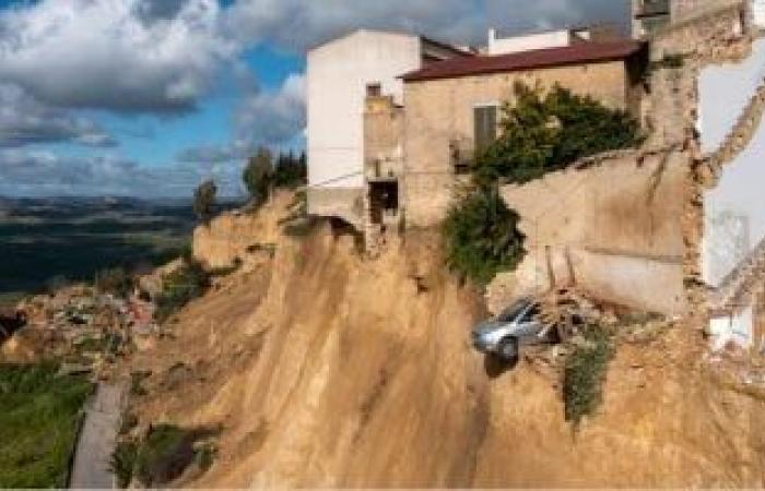 الأرض تبتلع بلدة إيطالية.. منازل معلقة وسكان صقلية يفرون من الانهيار "فيديو" - بوابة نيوز مصر