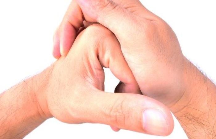 حقيقة أضرار طرقعة المفاصل على صحتها.. وتحذير من هذه الحالة - بوابة نيوز مصر