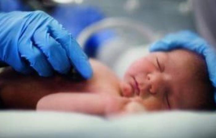 هل تُغير الولادة القيصرية الميكروبيوم المعوي الطبيعي للطفل؟ - بوابة نيوز مصر