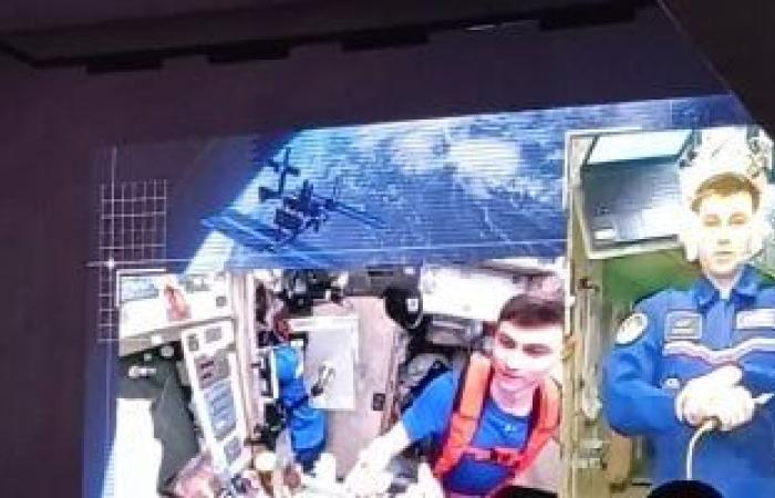 رائد روسى يكشف كواليس العيش فى الفضاء عبر اتصال مباشر بالأهرامات - بوابة نيوز مصر