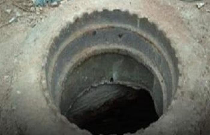 المعاينة تكشف ملابسات مصرع طفل سقط فى بالوعة صرف بغطاء خشبى بأكتوبر - بوابة نيوز مصر