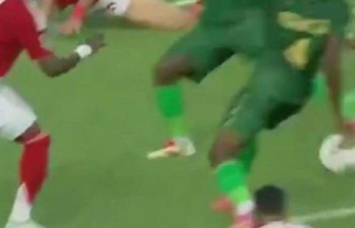 الخبير التحكيمي محمد صلاح عبدالفتاح: هدف يانج أفريكانز أمام الأهلي غير صحيح ولمسة يد - بوابة نيوز مصر