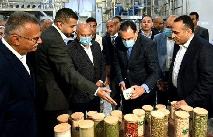 مدبولي يتفقد مصنع لتجفيف البصل بالمنيا - بوابة نيوز مصر