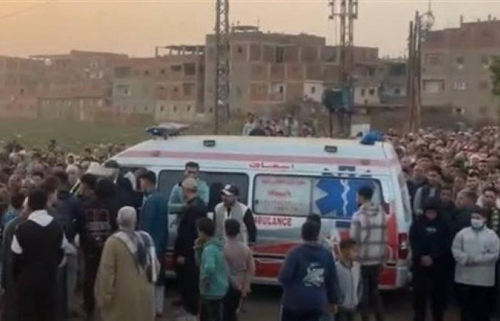 بعد 10أيام بحث عن جثته.. أهالي قرية الصواف يشيعون غريق الكرة بـ كوم حمادة - بوابة نيوز مصر