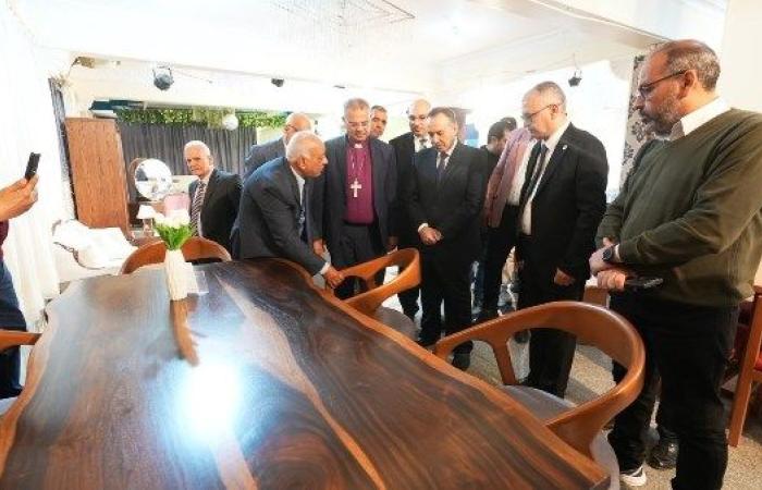 محافظ أسيوط ورئيس الطائفة الانجيلية يفتتحان معرض "إطسا وود" للأثاث - بوابة نيوز مصر