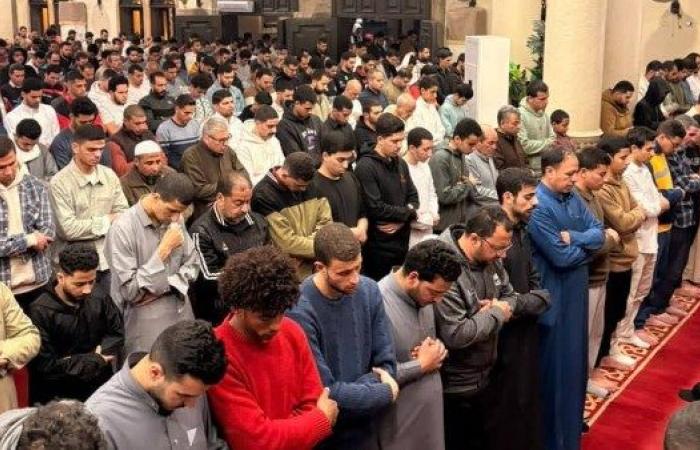 إقبال كثيف من المصلين على صلاة التراويح في بني سويف - بوابة نيوز مصر