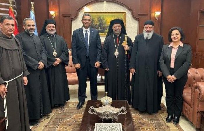 البطريرك الأنبا إبراهيم إسحق ونيافة الأنبا عمانوئيل يهنئان محافظ البحر الأحمر - بوابة نيوز مصر