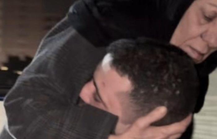 حملها على كتفيه في الشارع .. قصة إسلام ابن الدقهلية اختار برّ أمه بالدنيا كلها - بوابة نيوز مصر