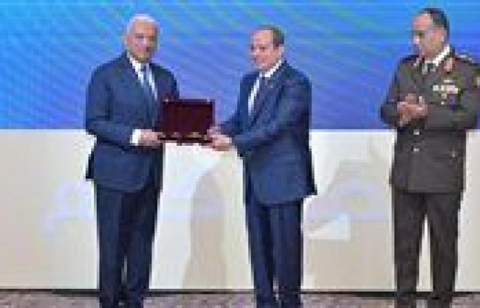 السيسي يكرم الفريق أول عبد المجيد صقر وزير الدفاع السابق ويمنحه نوط الجمهورية من الطبقة الأولى - بوابة نيوز مصر