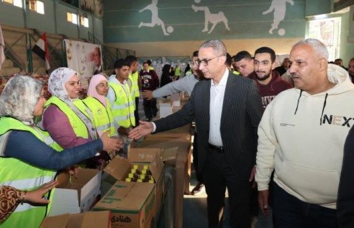 محافظ الجيزة يشارك في تعبئة 10 آلاف كرتونة مواد غذائية لدعم القرى الأكثر احتياجًا - بوابة نيوز مصر