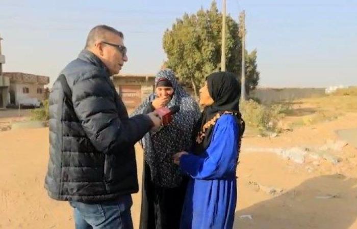 عمرو الليثي يدخل البسمة على قلب سيدة تعمل بمزرعة وأخرى تجني ثمار الفراولة - بوابة نيوز مصر