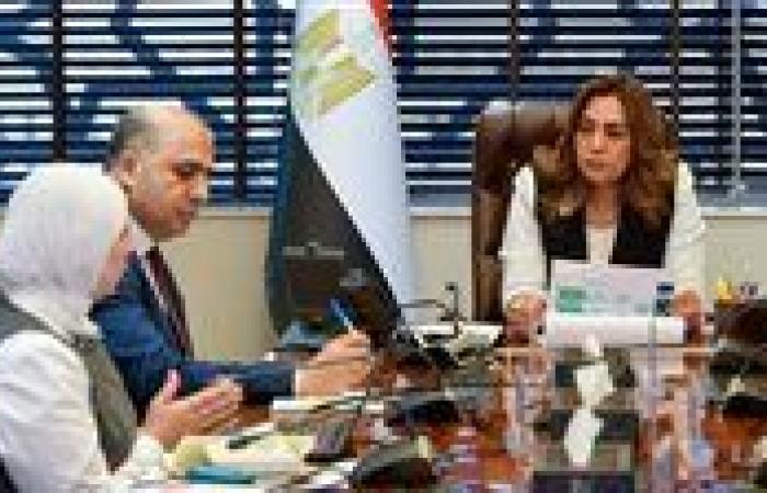 وزيرة التنمية تتابع آخر مستجدات جهود وإجراءات الوزارة للحد من استخدام الأكياس البلاستيكية - بوابة نيوز مصر
