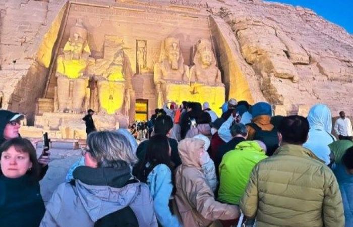مشهد مهيب في أسوان.. تعامد الشمس على وجه رمسيس الثاني يبهر 2000 سائح بأبو سمبل لمدة 20 دقيقة.. شاهد - بوابة نيوز مصر