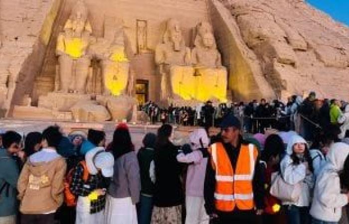 اصطفاف السياح الأجانب والمصريين لمشاهدة تعامد الشمس بأبو سمبل - بوابة نيوز مصر