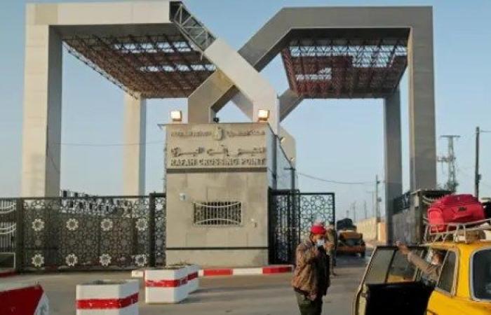 معبر رفح يستقبل دفعة جديدة من الجرحى والمرضى الفلسطينيين وسط تجهيزات طبية مكثفة - بوابة نيوز مصر