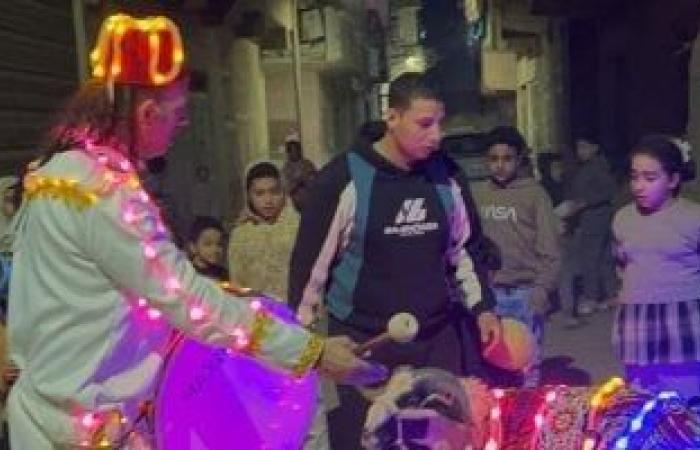 فانوس وخروف مضىء.. مسحراتي الدقهلية يظهر بإطلالة مختلفة - بوابة نيوز مصر