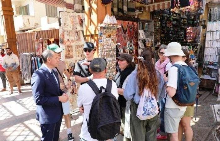 أخبار أسوان..انبهار للسائحين بجمال عروس المشاتي.. واحتفالية الجامع الأزهر وورشة لبناء القدرات - بوابة نيوز مصر