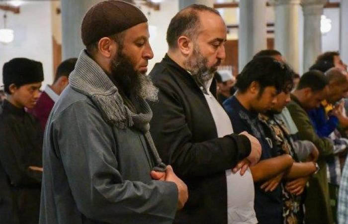 هل الحركة الكثيرة تبطل الصلاة؟ علي جمعة يجيب - بوابة نيوز مصر