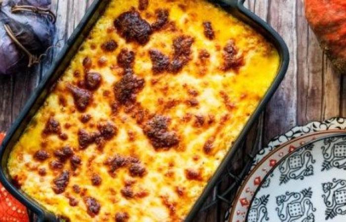 طريقة عمل صينية بطاطس محمرة مع السبانخ والسوسيس - بوابة نيوز مصر