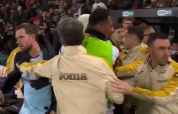 اشتباك بعد الصافرة .. كواليس مشاجرة جوردان هندرسون في مواجهة بورنموث وبرينتفورد - بوابة نيوز مصر