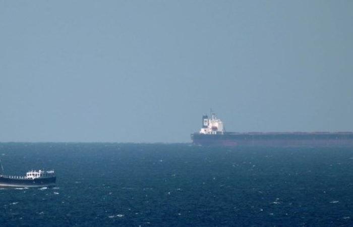 الخليج على صفيح ساخن .. جسم مجهول يُصيب سفينة قبالة السواحل الإماراتية - بوابة نيوز مصر