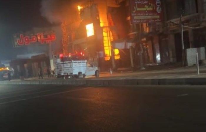 16 سيارة إطفاء شاركت في إخماد حريق مول مفروشات المحلة - بوابة نيوز مصر