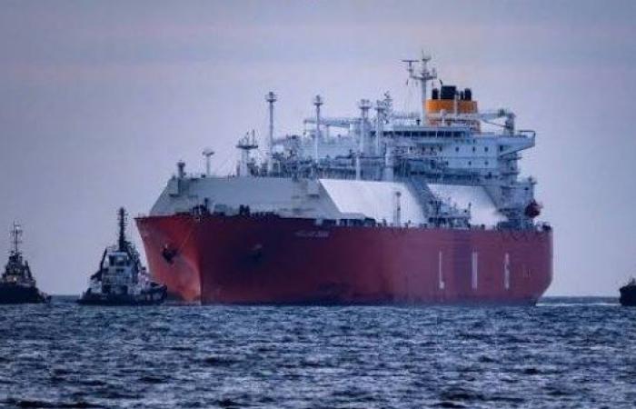 تسرب نفطي محتمل.. انفجار قرب ناقلة نفط قبالة سواحل الكويت - بوابة نيوز مصر