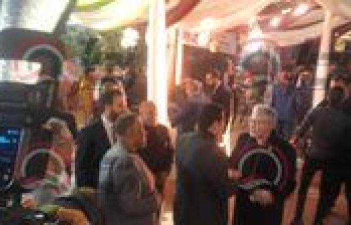 أكمل قرطام يصافح أعضاء الجمعية العمومية قبل انطلاق انتخابات رئاسة حزب المحافظين - بوابة نيوز مصر