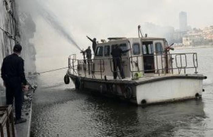الحماية المدنية تقوم بعمليات إخماد مركب بولاق أبو العلا بواسطة لانشات إطفاء - بوابة نيوز مصر