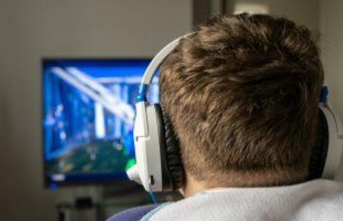 من الوزن حتى التأثير النفسى.. أضرار الجلوس الطويل والإفراط بالألعاب الرقمية - بوابة نيوز مصر