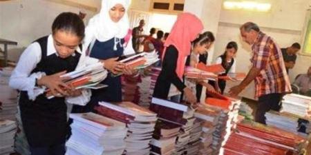 الجيزة تسلم الكتب لطلابها في أول أيام انتظام الدراسة بجميع المراحل - بوابة نيوز مصر