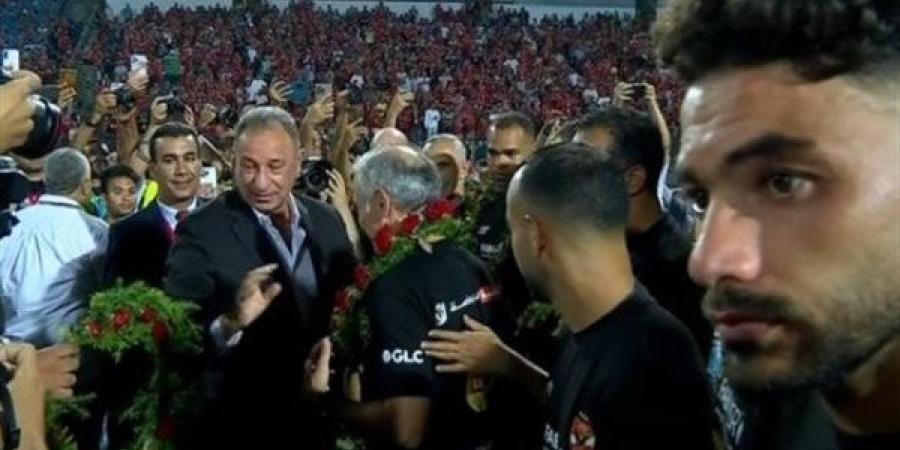 محمود الخطيب يحتفل بلاعبي الأهلي بالورود بعد التتويج بلقب الدوري - بوابة نيوز مصر