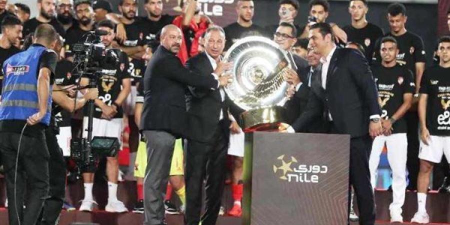 الخطيب يطوق أعناق لاعبي الأهلي والجهاز الفني بالورود - بوابة نيوز مصر