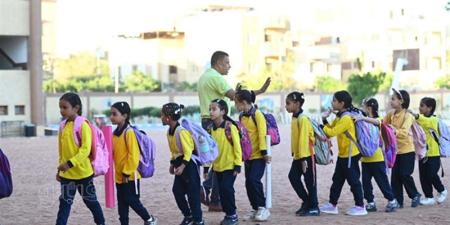 طوابير منظمة، التلاميذ يتوجهون للفصول في ثاني أيام الدراسة بالجيزة (فيديو وصور) - بوابة نيوز مصر