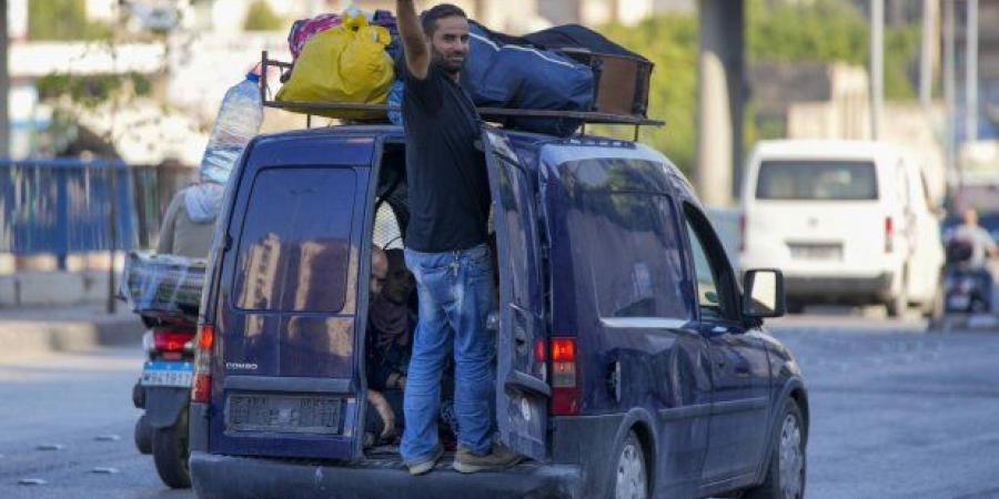 الفوضى تعمّ طريق الجنوب مع خروج مئات الآلاف «من تحت القنابل» - بوابة نيوز مصر