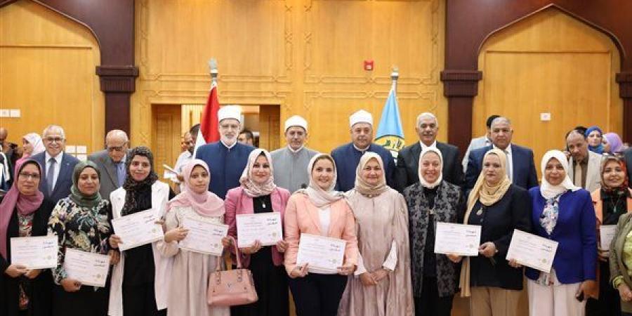 مجلس جامعة الأزهر يكرم المشاركات في برنامج صناعة القيادات النسائية المشرقة - بوابة نيوز مصر